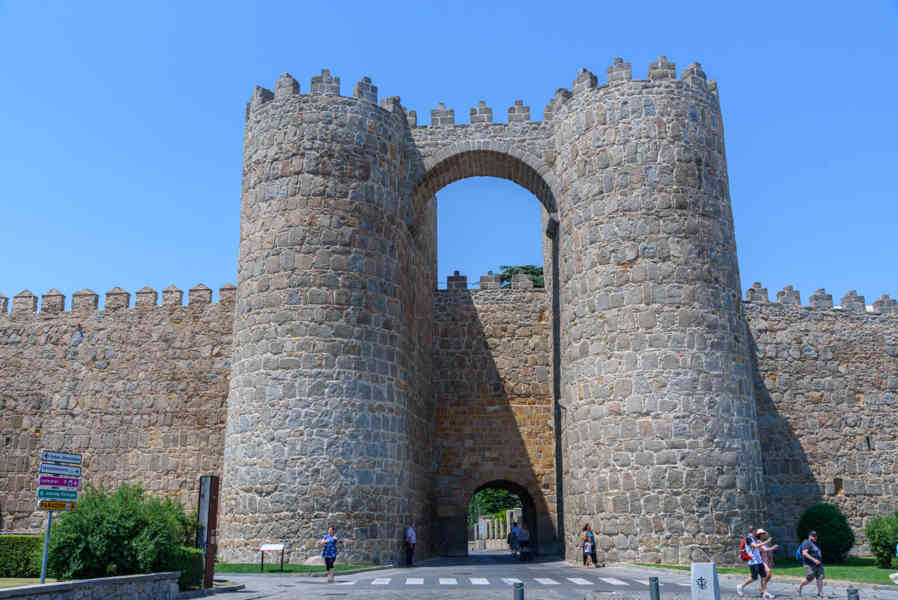 Ávila 038 - muralla - Puerta de San Vicente.jpg